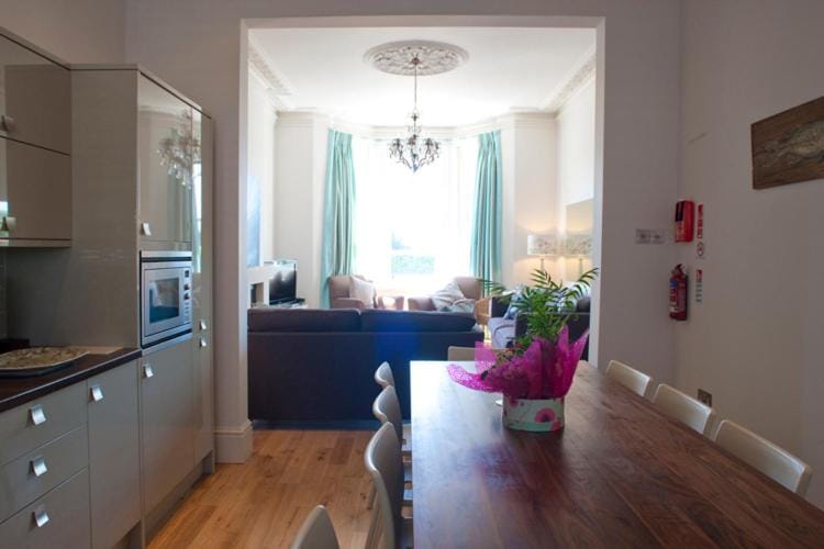 TV and multimedia, Kitchen or kitchenette, Living room, Seating area, Dining area