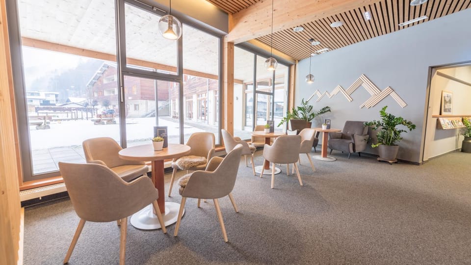 Lounge or bar, Food and drinks