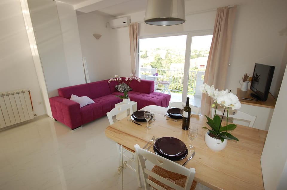 TV and multimedia, Balcony/Terrace, Kitchen or kitchenette, Living room, Seating area, City view, Garden view, Landmark view
