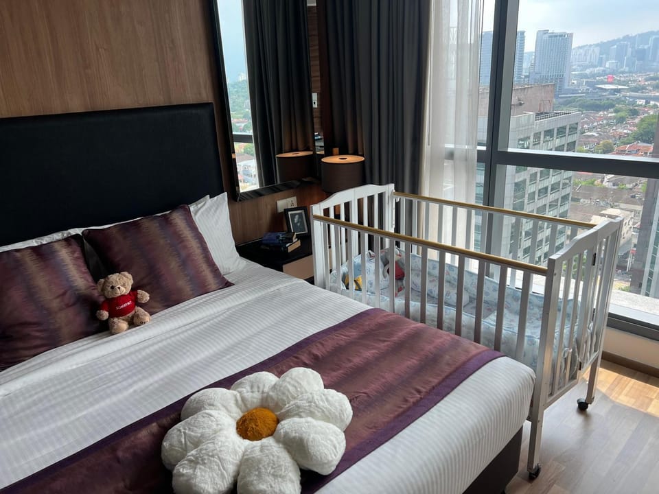 Bed, View (from property/room), Bedroom, City view