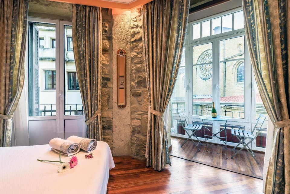 Bed, Bathroom, TV and multimedia, Coffee/tea facilities, Balcony/Terrace, Photo of the whole room, Bedroom, Landmark view, Non alcoholic drinks
