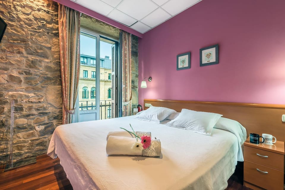 Bed, TV and multimedia, Coffee/tea facilities, Balcony/Terrace, Decorative detail, Bedroom, Landmark view, Non alcoholic drinks