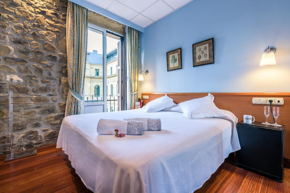 Bed, Bathroom, TV and multimedia, Coffee/tea facilities, Balcony/Terrace, Photo of the whole room, Bedroom, Landmark view, Non alcoholic drinks