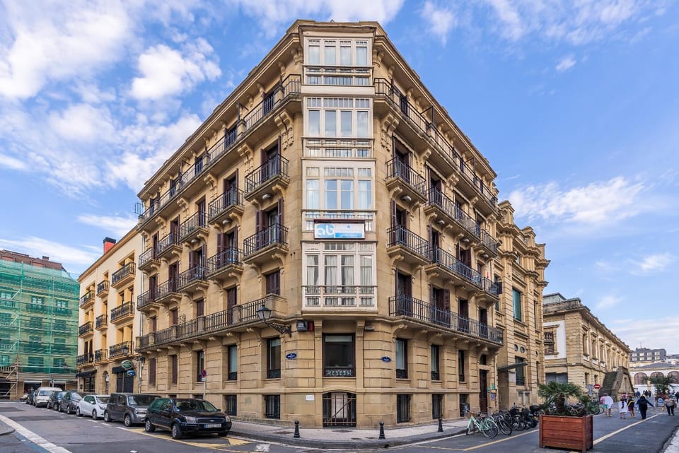Property building, Facade/entrance