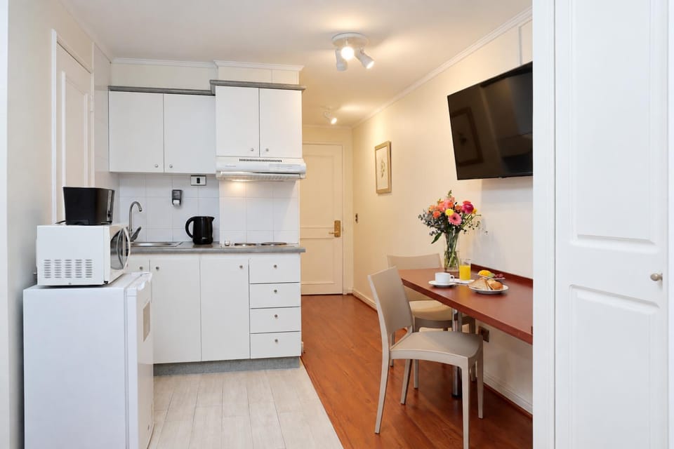 Coffee/tea facilities, Dining area, microwave, minibar, toaster
