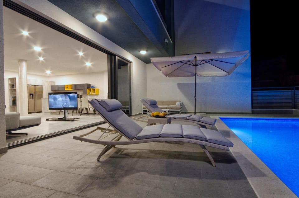 Night, Summer, Place of worship, Food and drinks, On site, Pool view, Area and facilities, Swimming pool