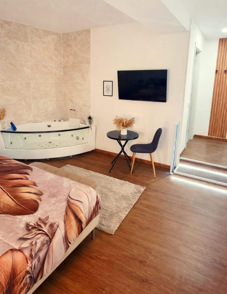 Bed, Hot Tub, TV and multimedia, Photo of the whole room, Bedroom, Bath
