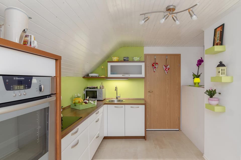 Coffee/tea facilities, Kitchen or kitchenette, Decorative detail, Decorative detail, microwave, oven, stove, kitchen