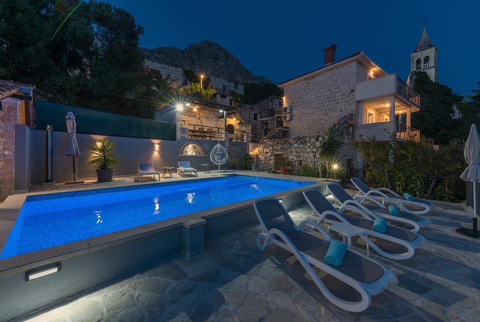 Mountain view, Pool view, Swimming pool