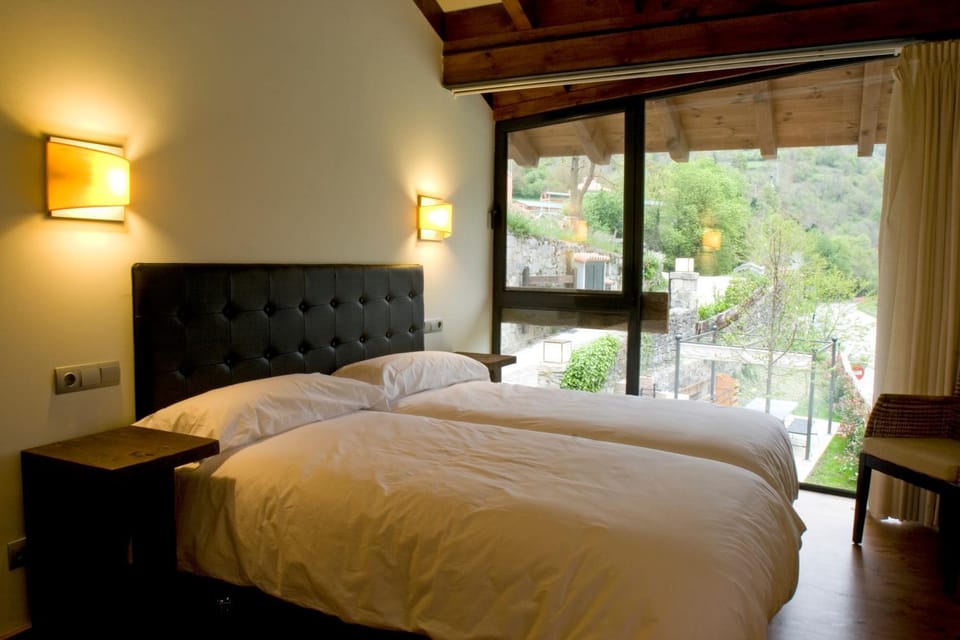 Photo of the whole room, Decorative detail, Bedroom