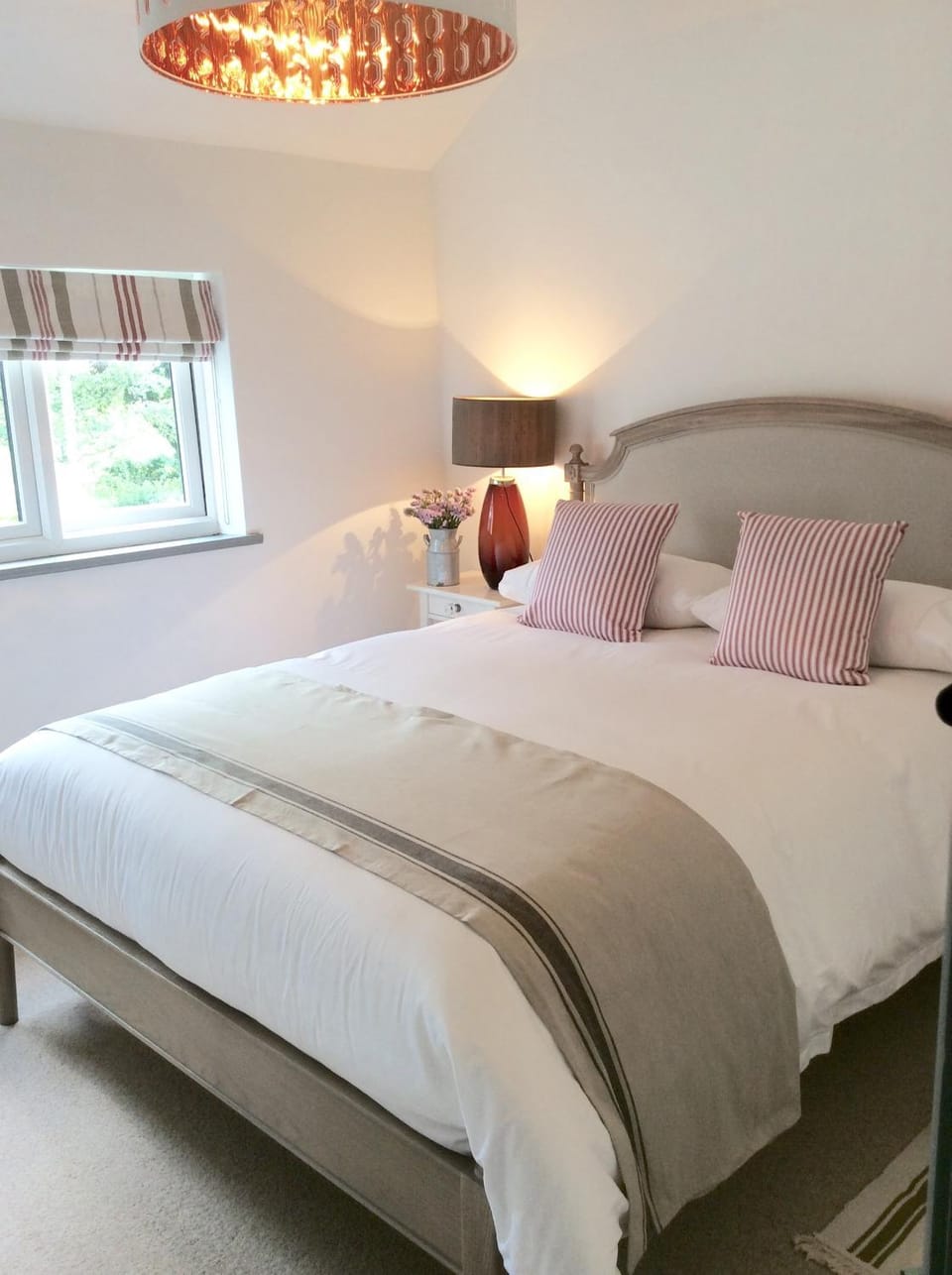 Bed, Photo of the whole room, Decorative detail, Bedroom, Garden view