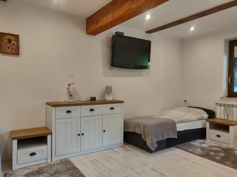 Bed, TV and multimedia, Photo of the whole room, Bedroom, hair dresser, locker, locker