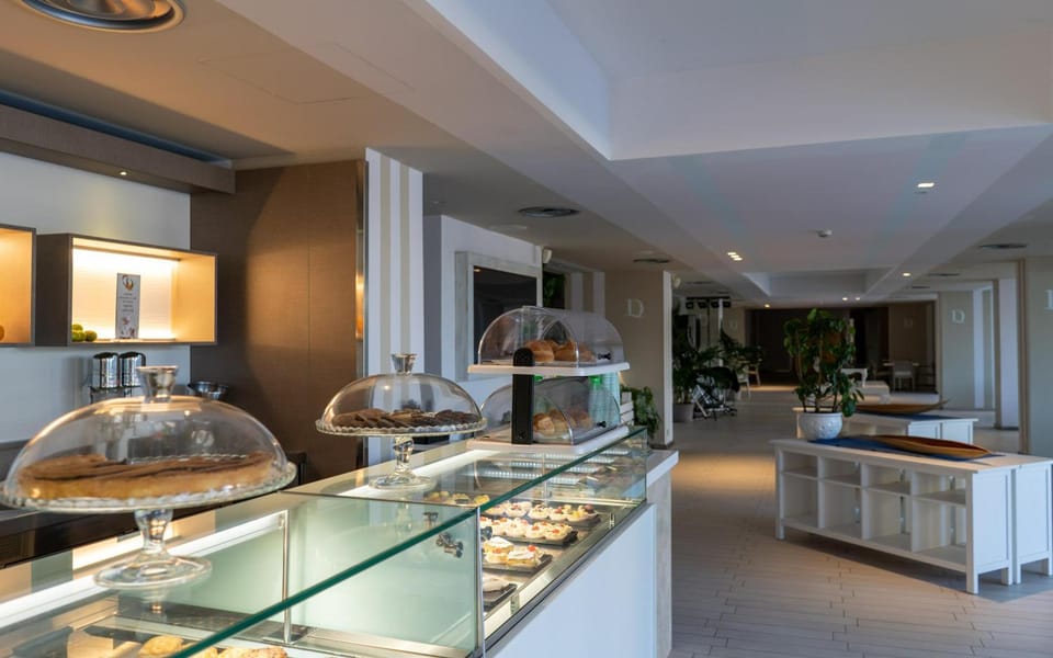 Lounge or bar, Food and drinks