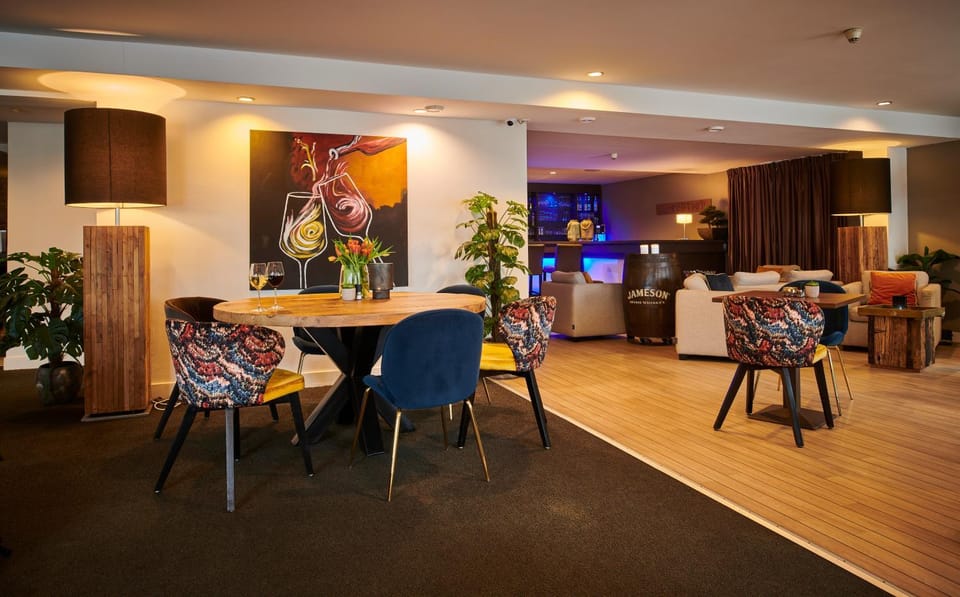 Food and drinks, Seating area, Food