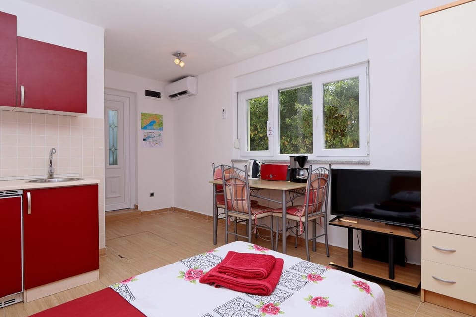 TV and multimedia, Coffee/tea facilities, Kitchen or kitchenette, Living room, Dining area, Bedroom