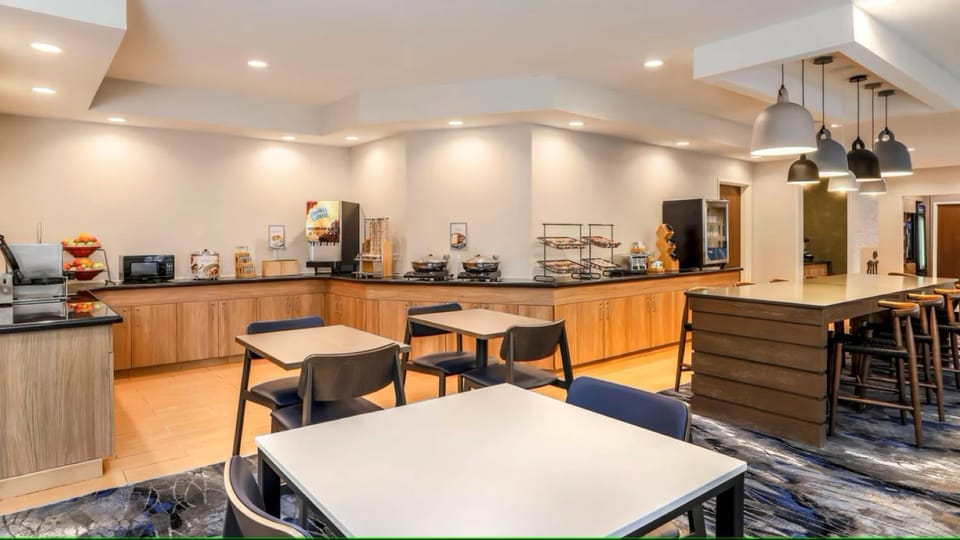Restaurant/places to eat, Coffee/tea facilities, Food and drinks, Food