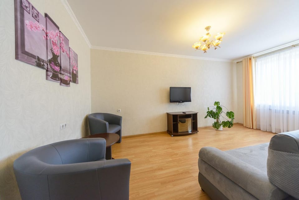 Facade/entrance, Bed, Day, Summer, TV and multimedia, Living room, On site, City view, Landmark view, Street view