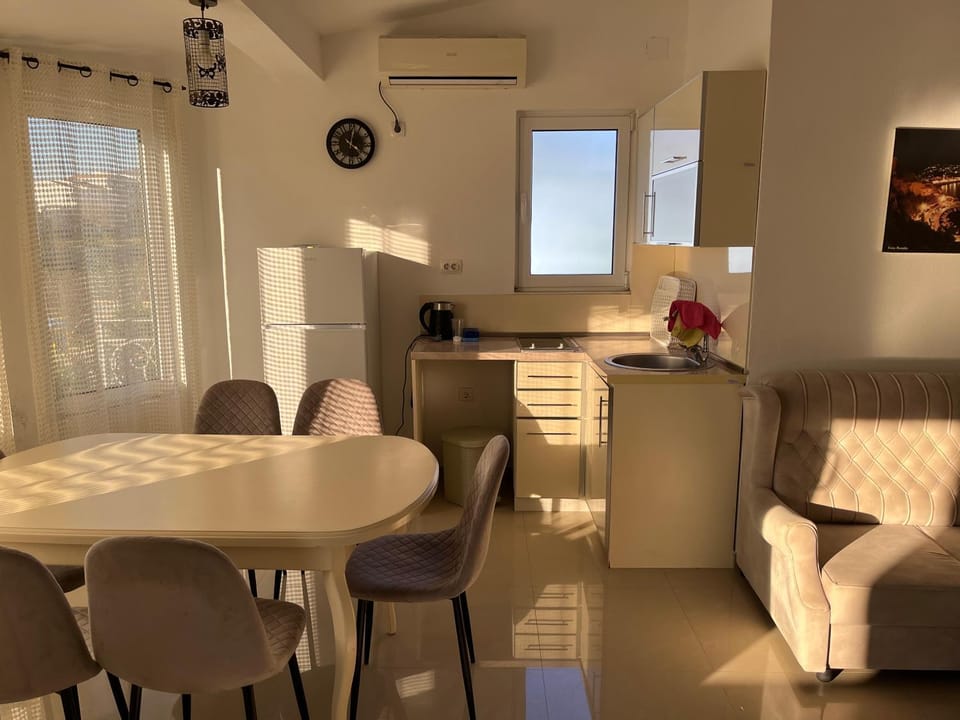 Kitchen or kitchenette, Seating area, Dining area, air conditioner