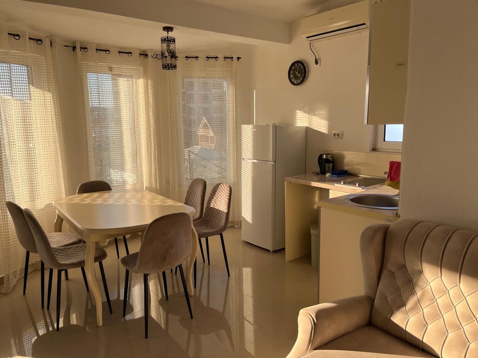 Kitchen or kitchenette, Seating area, Dining area