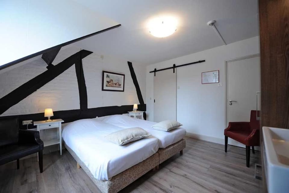 Photo of the whole room, Decorative detail