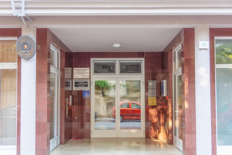 Facade/entrance