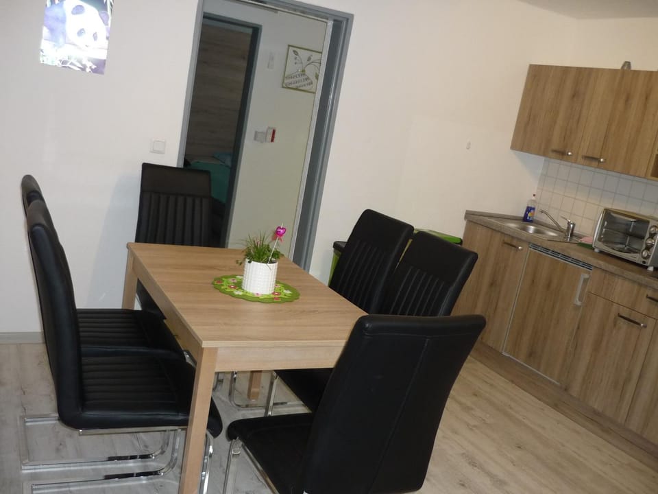 Kitchen or kitchenette, Dining area