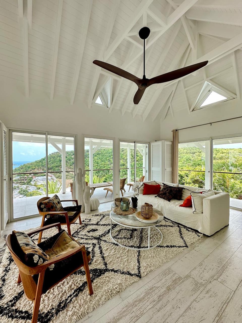 Communal lounge/ TV room, Natural landscape, TV and multimedia, Living room, Seating area, Sea view, washing machine, air conditioner