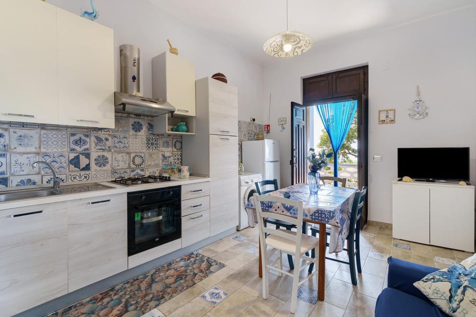 Property building, Kitchen or kitchenette, Living room