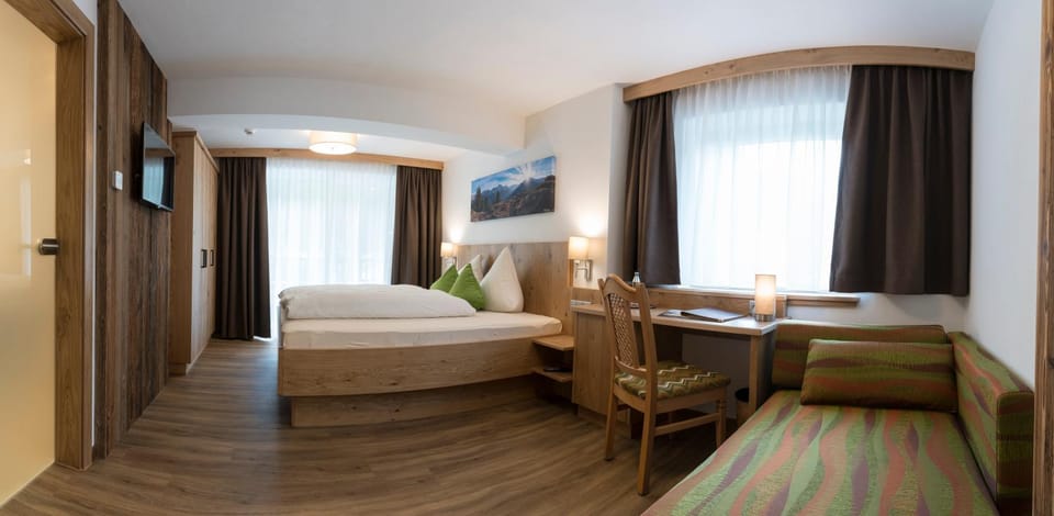 Photo of the whole room, Decorative detail