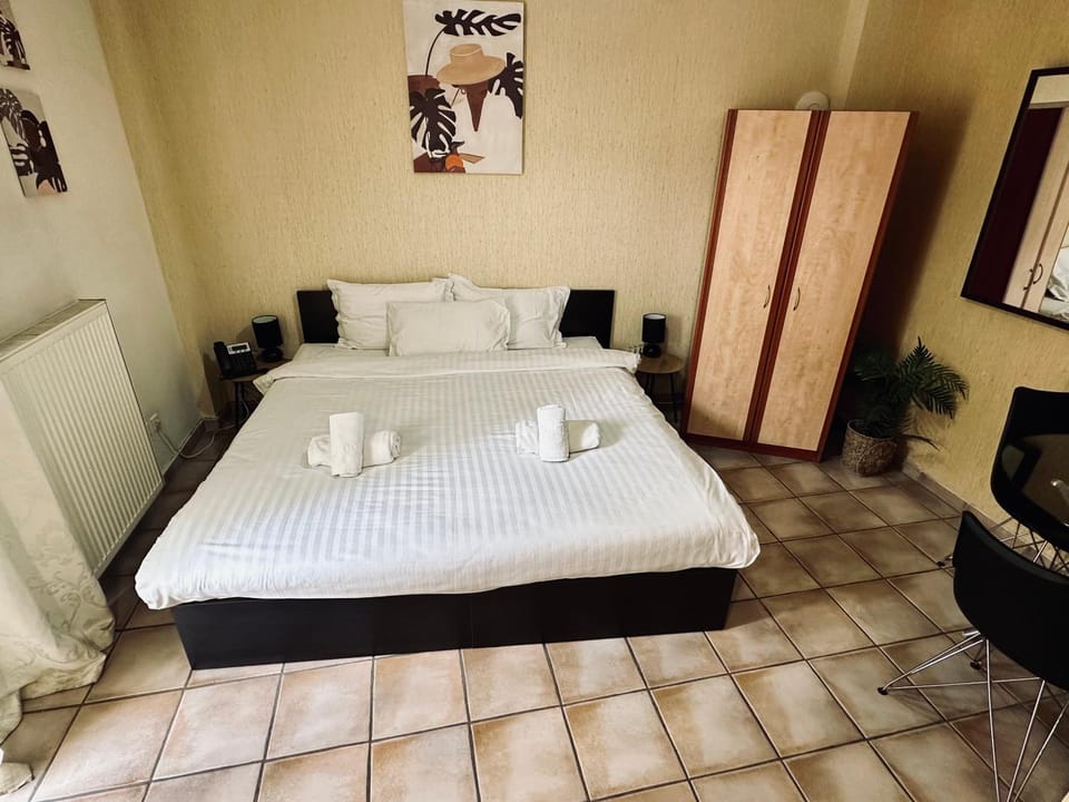 Bed, Photo of the whole room, towels