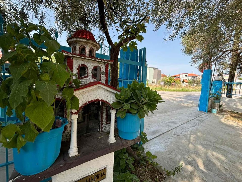 Property building, Day, Neighbourhood, Landmark view, Street view