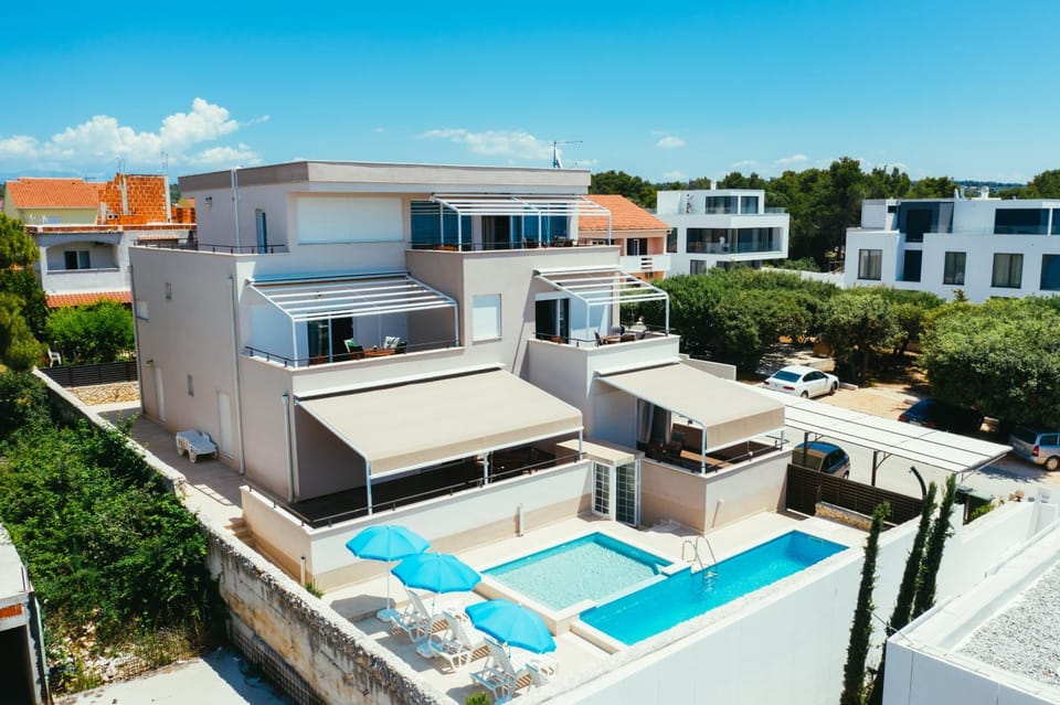 Property building, Swimming pool, Swimming pool