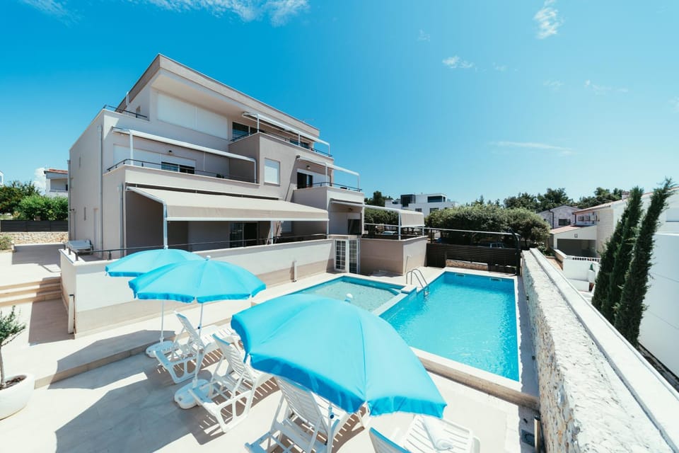 Property building, Swimming pool, Swimming pool