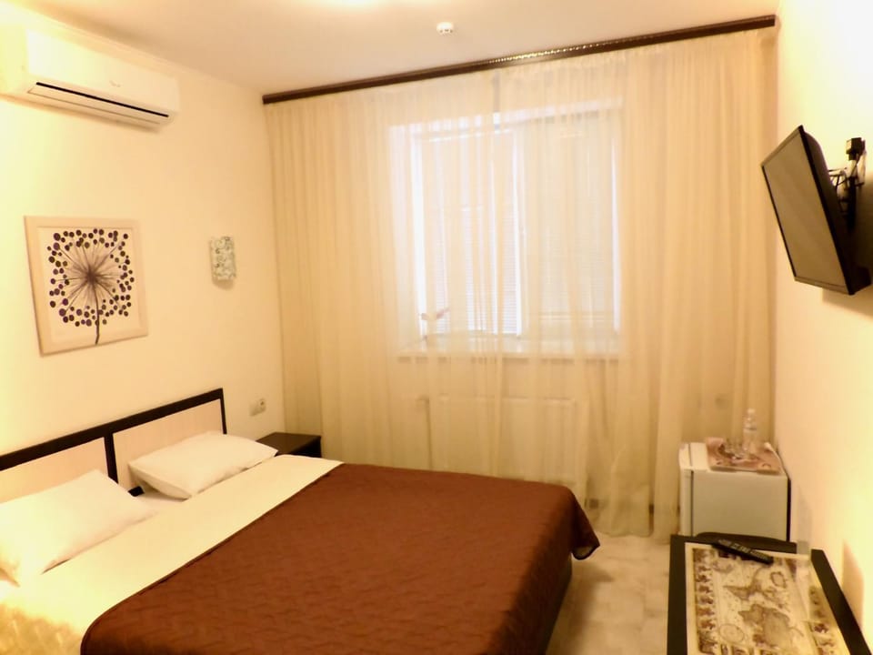 Bed, TV and multimedia, Photo of the whole room, Decorative detail, air conditioner