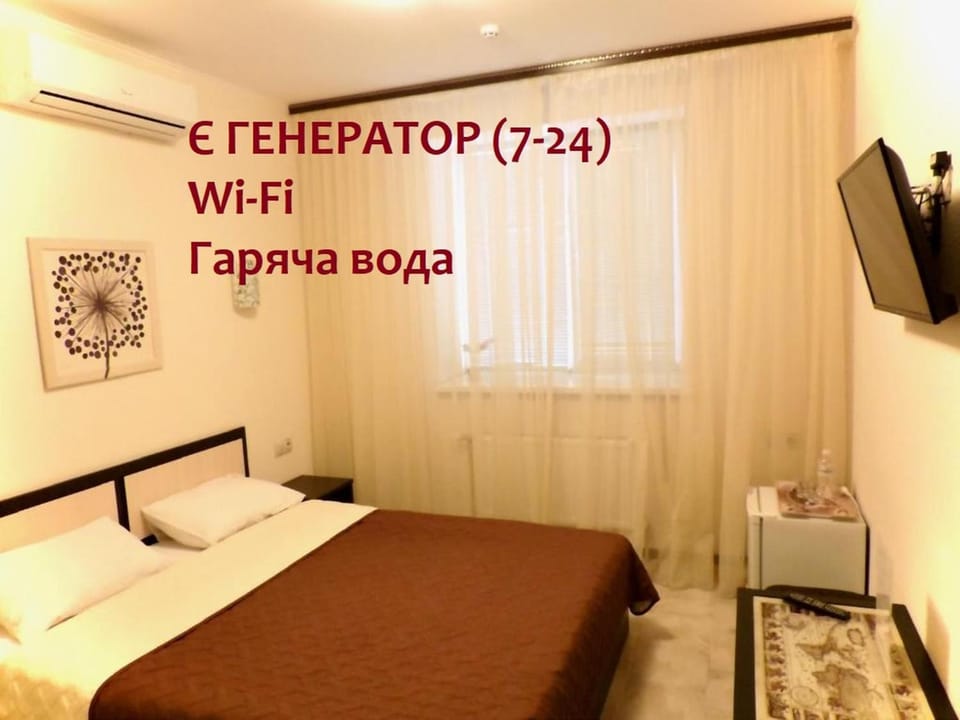 Bed, TV and multimedia, Photo of the whole room, Bedroom, Text overlay