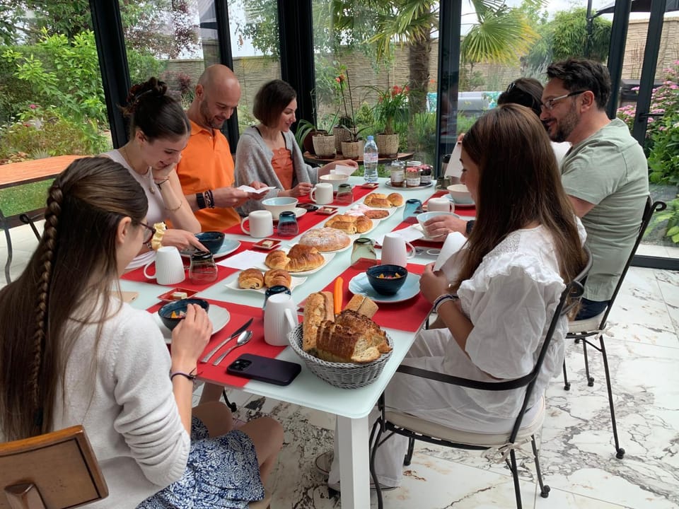 Restaurant/places to eat, Day, People, Garden, Food and drinks, Banquet/Function facilities, Dining area, Food, Garden view, Breakfast, Continental breakfast, Drinks, group of guests