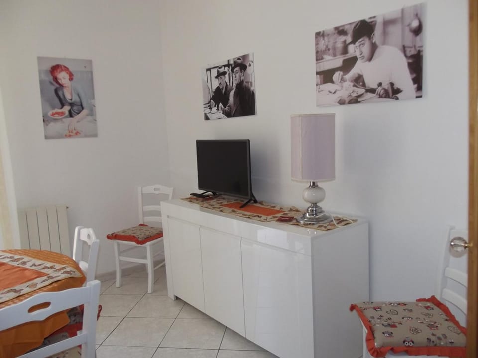 Communal lounge/ TV room, Communal kitchen, Italian breakfast