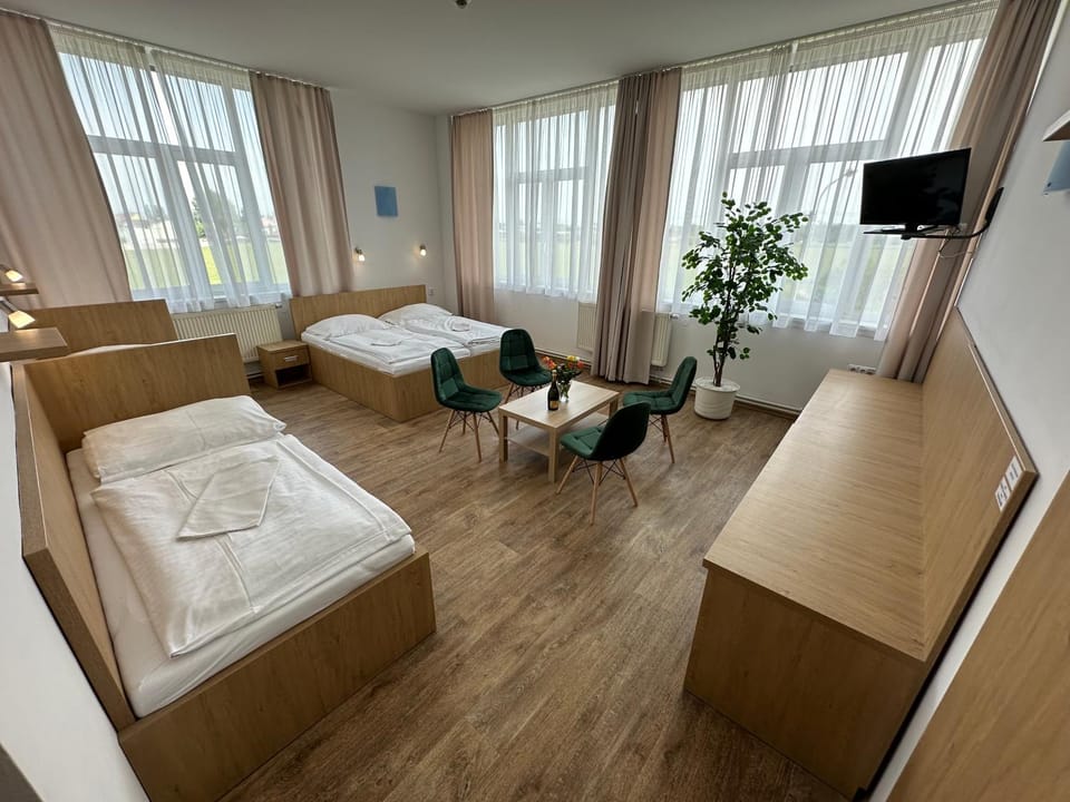 Bed, TV and multimedia, Living room, Photo of the whole room, Seating area, Bedroom, towels