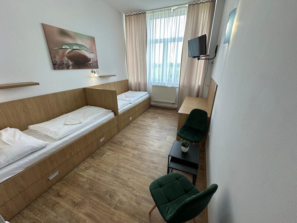 Bed, TV and multimedia, Photo of the whole room, Seating area, Bedroom, towels, air conditioner