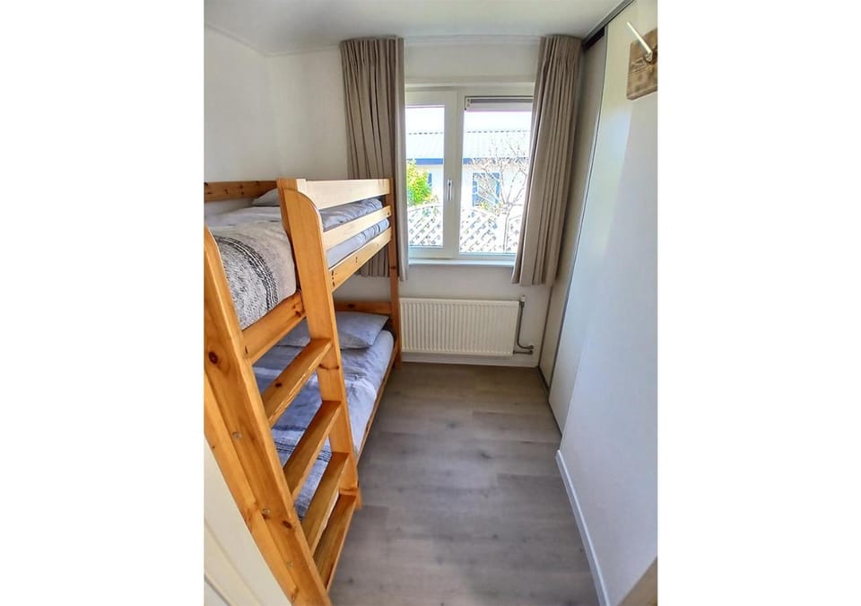 Bedroom, bunk bed