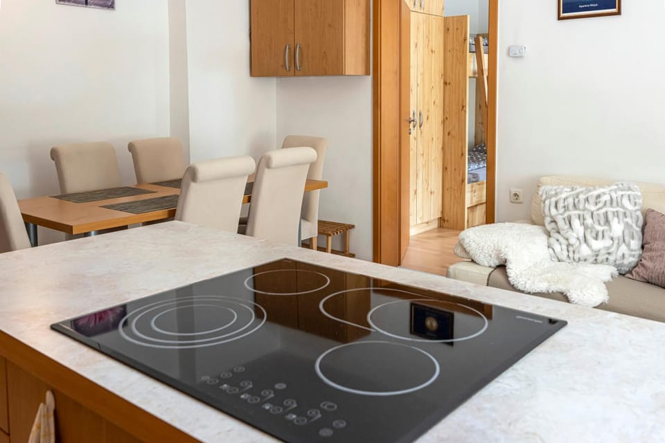Kitchen or kitchenette, Living room, Seating area, Dining area, stove