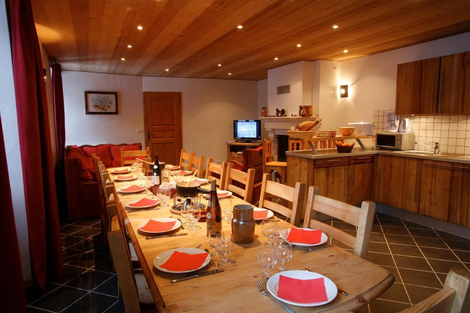 Food close-up, TV and multimedia, Kitchen or kitchenette, Living room, Seating area, Dining area, Area and facilities, Drinks, Alcoholic drinks, Non alcoholic drinks