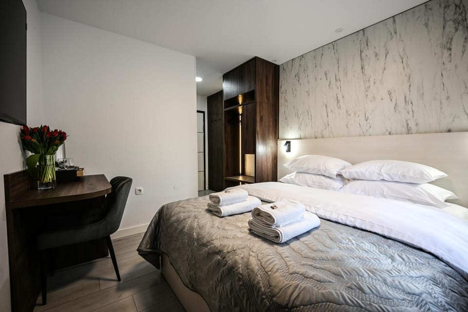Bed, TV and multimedia, Seating area, wardrobe