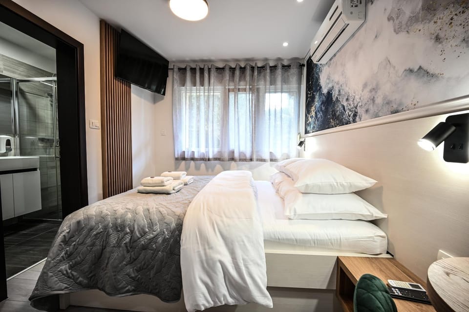 Bed, Bathroom, TV and multimedia, Garden view, towels, air conditioner