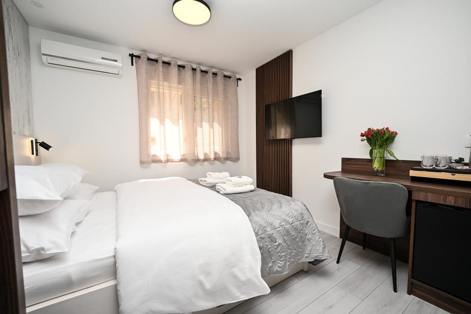 Bed, TV and multimedia, Coffee/tea facilities, Seating area, Garden view, minibar, towels, air conditioner