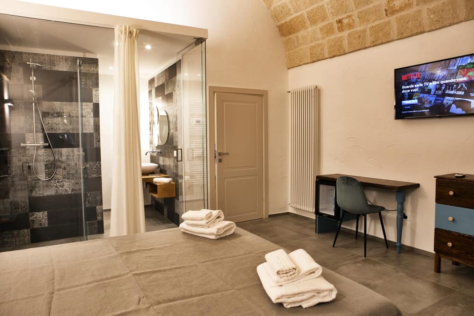 Shower, Bathroom, Photo of the whole room, Bedroom