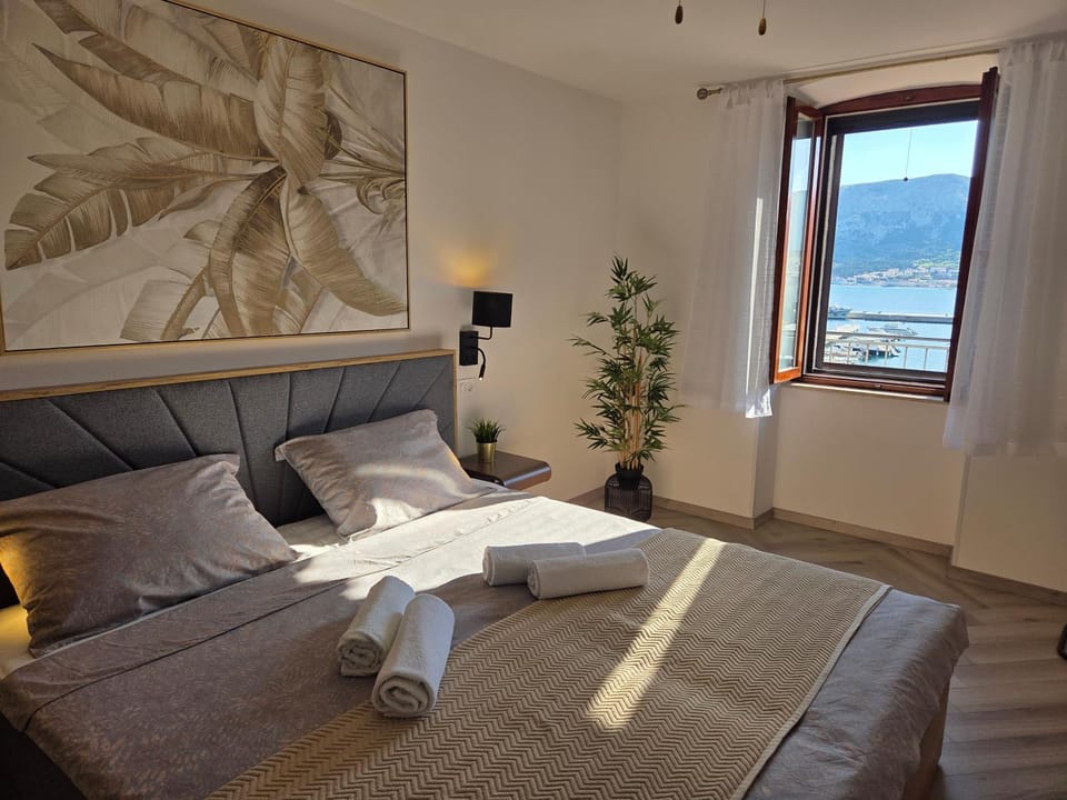 Bed, Bedroom, towels