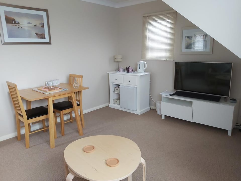 TV and multimedia, Coffee/tea facilities, Living room, Seating area, Dining area