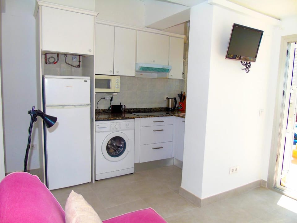 Kitchen or kitchenette, Food and drinks