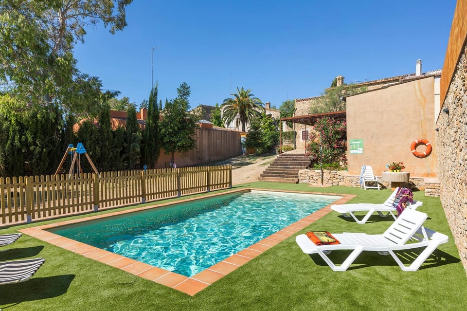 Property building, Spring, Day, Natural landscape, Garden, Balcony/Terrace, Aqua park, Garden view, Pool view, Swimming pool, sunbed